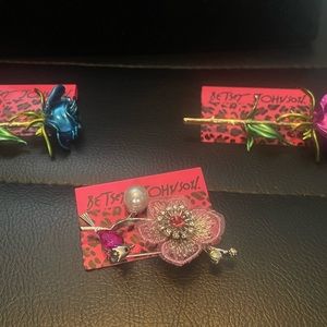 Lot of three flower brooches